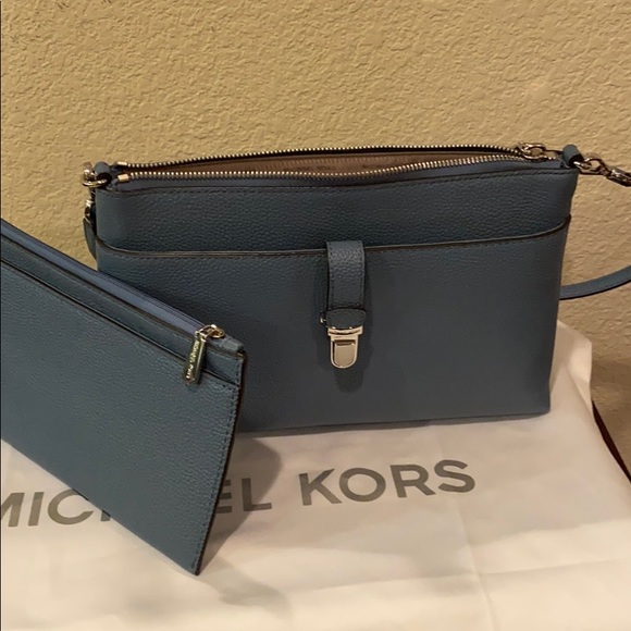 Michael Kors Handbags - Small Michael Kors Crossbody/clutch with pouch